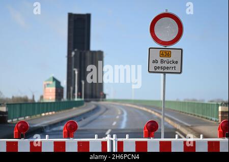 Leer, Deutschland. November 2021. Die Jann Berghaus Brücke über die Ems wurde angehoben und geschlossen. Im anhaltenden Lohnstreit für die Landesmitarbeiter setzte die Niedersächsische Gewerkschaft Verdi ihre Warnstreiks fort. Mitarbeiter des Geschäftsbereichs Aurich des Niedersächsischen Landesamtes für Straßenbau und Verkehr (NLStBV) verließen die bewegliche Brücke zusammengefaltet. (To dpa 'wieder Warnstreiks im öffentlichen Dienst - Brücke in leer geschlossen') Quelle: Lars-Josef Klemmer/dpa/Alamy Live News Stockfoto