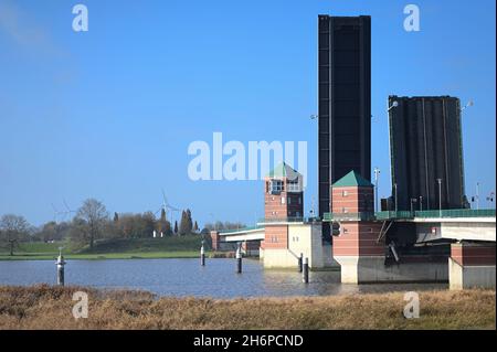 Leer, Deutschland. November 2021. Die Jann Berghaus Brücke über die Ems wurde angehoben und geschlossen. Im anhaltenden Lohnstreit für die Landesmitarbeiter setzte die Niedersächsische Gewerkschaft Verdi ihre Warnstreiks fort. Mitarbeiter des Geschäftsbereichs Aurich des Niedersächsischen Landesamtes für Straßenbau und Verkehr (NLStBV) verließen die bewegliche Brücke zusammengefaltet. (To dpa 'wieder Warnstreiks im öffentlichen Dienst - Brücke in leer geschlossen') Quelle: Lars-Josef Klemmer/dpa/Alamy Live News Stockfoto