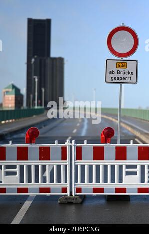 Leer, Deutschland. November 2021. Die Jann Berghaus Brücke über die Ems wurde angehoben und geschlossen. Im anhaltenden Lohnstreit für die Landesmitarbeiter setzte die Niedersächsische Gewerkschaft Verdi ihre Warnstreiks fort. Mitarbeiter des Geschäftsbereichs Aurich des Niedersächsischen Landesamtes für Straßenbau und Verkehr (NLStBV) verließen die bewegliche Brücke zusammengefaltet. (To dpa 'wieder Warnstreiks im öffentlichen Dienst - Brücke in leer geschlossen') Quelle: Lars-Josef Klemmer/dpa/Alamy Live News Stockfoto