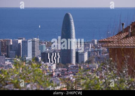 BARCELONA, SPANIEN - 09. Nov 2021: Panoramablick auf den agbar-Turm in Barcelona Stockfoto
