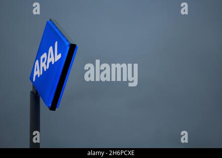 Leuchtetes ARAL-Logo in den Farben blau und weiß bei Nacht, vor einer ARAL Tankstelle in Düsseldorf, Deutschland. Stockfoto