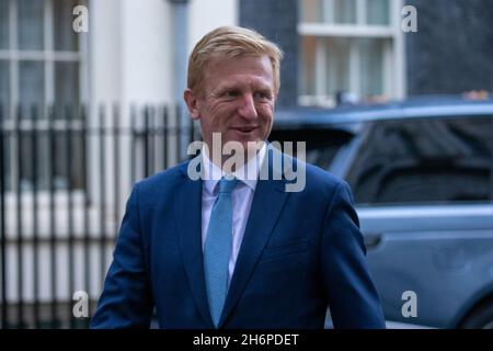 London, England, Großbritannien. November 2021. Minister ohne Portfolio und Vorsitzender der Konservativen Partei OLIVER DOWDEN wird gesehen, wie er die Downing Street 10 verlässt. (Bild: © Tayfun Salci/ZUMA Press Wire) Stockfoto