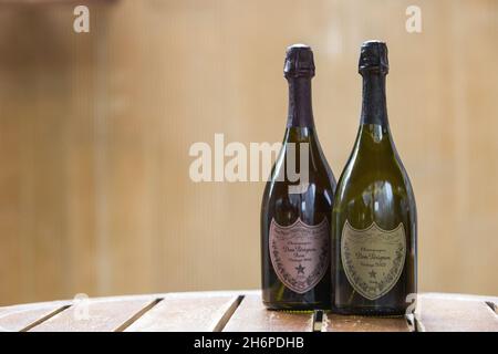 JEREWAN, ARMENIEN - 10. Apr 2018: Eine Nahaufnahme von zwei Flaschen Dom Perignon auf einem Tisch mit Wandhintergrund mit Kopierraum in Jerewan, Armenien Stockfoto