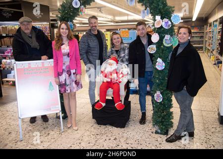 Von links: Joachim WATZLAWIK, Kinderkoordinatorin Krefeld, Dr. Sabrina LESCH, Koordinatorin kommunaler Präventionsketten, Schauspieler Stefan BOCKELMANN, Schauspielerin Julia WIEDEMANN, Schauspieler Dominik FLADE, Tanja KIRSCH-JUNGE, leiter des Krefelder Kindertisches, â‚Ã „Ã» Everything That countsÂ‚Ã „Ãº Stars Stefan Bockelmann, Julia Wiedemann und Dominik Flade unterstützen Â‚Ã „Ã» Wunscherfueller-AktionÂ‚Ã „Ãº in Krefeld, 15. November 2021. Â¬ Stockfoto