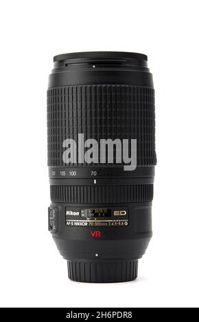 Nikon Nikkor Vollformat-Teleobjektiv für Nikon DSLR-Kameras, Nikkor 70-300mm f4.5-5.6E ED VR auf weißem Hintergrund. 03.04.2021, Region Rostov, Russi Stockfoto