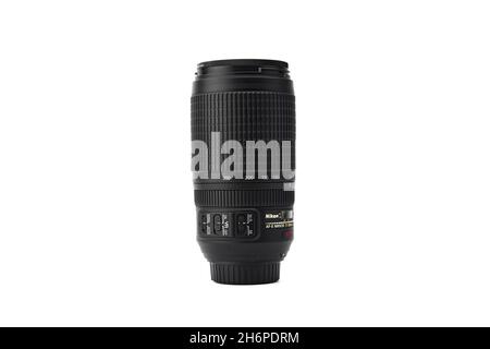 Nikon Nikkor Vollformat-Teleobjektiv für Nikon DSLR-Kameras, Nikkor 70-300mm f4.5-5.6E ED VR auf weißem Hintergrund. 03.04.2021, Region Rostov, Russi Stockfoto