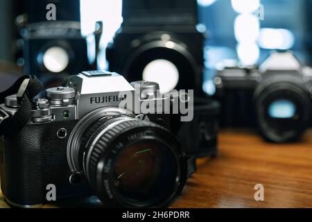 Izmir, Türkei - 9. Juli 2021: Illustrative redaktionelle Nahaufnahme der spiegellosen Fujifilm XT4 Kamera mit einer weiteren defokussierte Kamera im Hintergrund Stockfoto