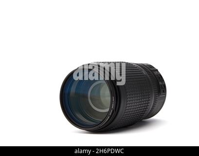 Nikon Nikkor Vollformat-Teleobjektiv für Nikon DSLR-Kameras, Nikkor 70-300mm f4.5-5.6E ED VR auf weißem Hintergrund. 03.04.2021, Region Rostov, Russi Stockfoto