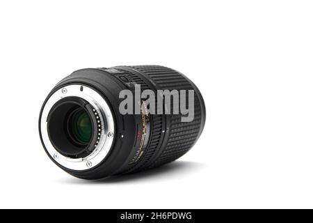Nikon Nikkor Vollformat-Teleobjektiv für Nikon DSLR-Kameras, Nikkor 70-300mm f4.5-5.6E ED VR auf weißem Hintergrund. 03.04.2021, Region Rostov, Russi Stockfoto