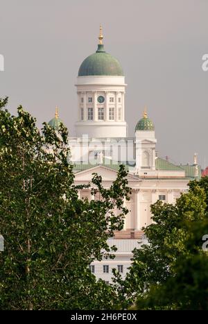 Die Kuppel der St.-Nikolaus-Kathedrale in Helsinki überragt die Stadt Stockfoto