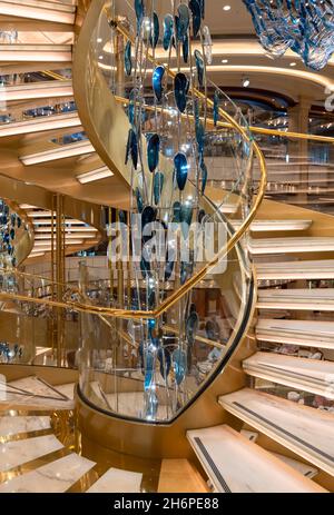 Sky Princess-Schiff, Spiraltreppe im Inneren Stockfoto