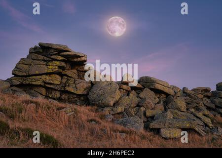 Vollmond über dem Brocken im Harz, Nationalpark Harz, Sachsen-Anhalt, Deutschland. Sagenumwobene Granitfelsen genannt Teufelskanzel. Stockfoto