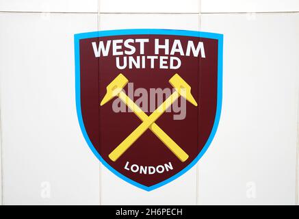 Aktenfoto vom 04-08-2016 des Vereinszeichens von West Ham United. West Ham hat die UEFA-Sanktionen nach Massenkandal bei ihrem Europa-League-Spiel Anfang des Monats in Genk „luktant akzeptiert“. Ausgabedatum: Mittwoch, 17. November 2021. Stockfoto