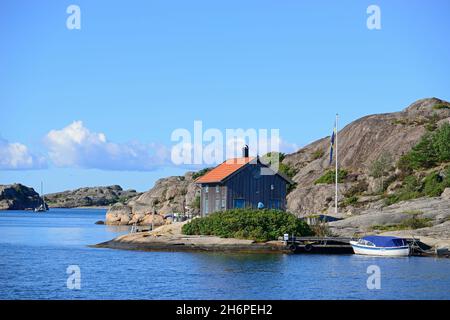 Haus auf einer felsigen Insel, Bohuslän, Schweden Stockfoto