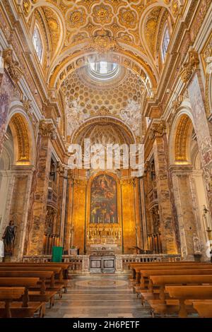 ROM, ITALIEN - 1. SEPTEMBER 2021: Das Kirchenschiff der Kirche Chiesa di San Luigi dei Francesi. Stockfoto