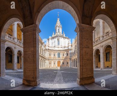 Rom - die Fassade und das Atrium der barocken Kirche Chiesa di Sant'Ivo alla Sapienza von Francesco Borromini (1642 -1660) entworfen. Stockfoto
