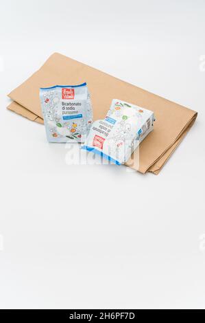 INVERIGO, ITALIEN - 16. Nov 2021: Chemische Verbindung aus Natriumbicarbonat in einer Plastiktüte und braunes Papier auf einer weißen Tischplatte mit Platz für Text Stockfoto