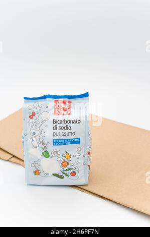 INVERIGO, ITALIEN - 16. Nov 2021: Chemische Verbindung aus Natriumbicarbonat in einer Plastiktüte und braunes Papier auf einer weißen Tischplatte mit Platz für Text Stockfoto