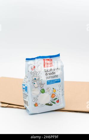 INVERIGO, ITALIEN - 16. Nov 2021: Chemische Verbindung aus Natriumbicarbonat in einer Plastiktüte und braunes Papier auf einer weißen Tischplatte mit Platz für Text Stockfoto