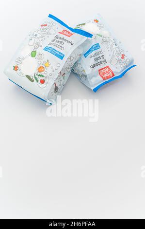 INVERIGO, ITALIEN - 16. Nov 2021: Chemische Verbindung mit Natriumbicarbonat in einem Plastikbeutel auf einer weißen Tischplatte mit Platz für Text Stockfoto