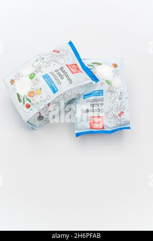 INVERIGO, ITALIEN - 16. Nov 2021: Chemische Verbindung mit Natriumbicarbonat in einem Plastikbeutel auf einer weißen Tischplatte mit Platz für Text Stockfoto