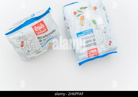 INVERIGO, ITALIEN - 16. Nov 2021: Chemische Verbindung mit Natriumbicarbonat in einem Plastikbeutel auf einer weißen Tischplatte mit Platz für Text Stockfoto