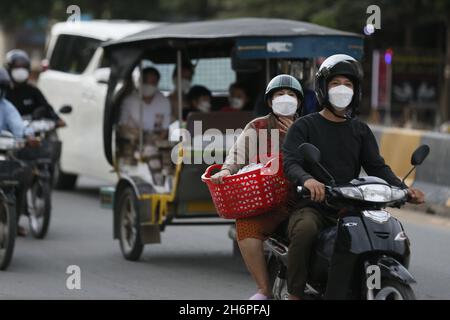 Kambodscha, Kambodscha. November 2021. Menschen fahren Fahrzeuge auf dem Norodom Boulevard in Phnom Penh, Kambodscha, 17. November 2021. UM MIT „Feature: Chinesische Impfstoffe helfen Kambodscha von den COVID-19-Beschränkungen zu beleben“ zu GEHEN. Quelle: Pearum/Xinhua/Alamy Live News Stockfoto