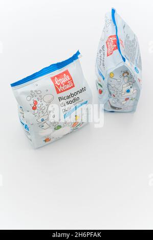 INVERIGO, ITALIEN - 16. Nov 2021: Chemische Verbindung mit Natriumbicarbonat in einem Plastikbeutel auf einer weißen Tischplatte mit Platz für Text Stockfoto