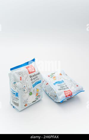 INVERIGO, ITALIEN - 16. Nov 2021: Chemische Verbindung mit Natriumbicarbonat in einem Plastikbeutel auf einer weißen Tischplatte mit Platz für Text Stockfoto