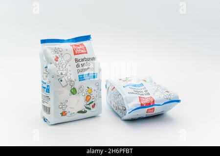 INVERIGO, ITALIEN - 16. Nov 2021: Chemische Verbindung mit Natriumbicarbonat in einem Plastikbeutel auf einer weißen Tischplatte mit Platz für Text Stockfoto
