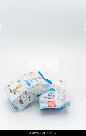 INVERIGO, ITALIEN - 16. Nov 2021: Chemische Verbindung mit Natriumbicarbonat in einem Plastikbeutel auf einer weißen Tischplatte mit Platz für Text Stockfoto
