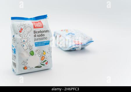 INVERIGO, ITALIEN - 16. Nov 2021: Chemische Verbindung mit Natriumbicarbonat in einem Plastikbeutel auf einer weißen Tischplatte mit Platz für Text Stockfoto