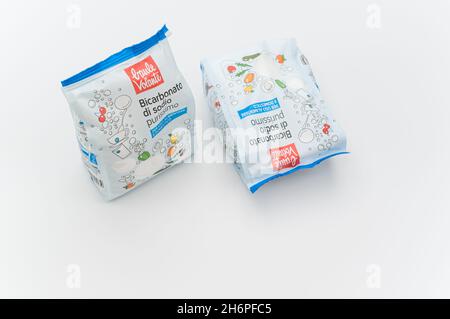 INVERIGO, ITALIEN - 16. Nov 2021: Chemische Verbindung mit Natriumbicarbonat in einem Plastikbeutel auf einer weißen Tischplatte mit Platz für Text Stockfoto