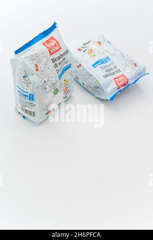 INVERIGO, ITALIEN - 16. Nov 2021: Chemische Verbindung mit Natriumbicarbonat in einem Plastikbeutel auf einer weißen Tischplatte mit Platz für Text Stockfoto