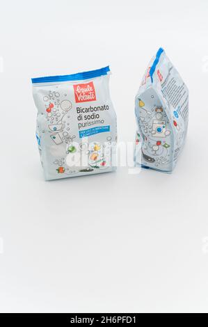 INVERIGO, ITALIEN - 16. Nov 2021: Chemische Verbindung mit Natriumbicarbonat in einem Plastikbeutel auf einer weißen Tischplatte mit Platz für Text Stockfoto