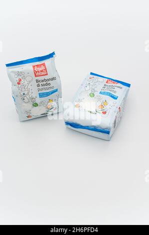 INVERIGO, ITALIEN - 16. Nov 2021: Chemische Verbindung mit Natriumbicarbonat in einem Plastikbeutel auf einer weißen Tischplatte mit Platz für Text Stockfoto