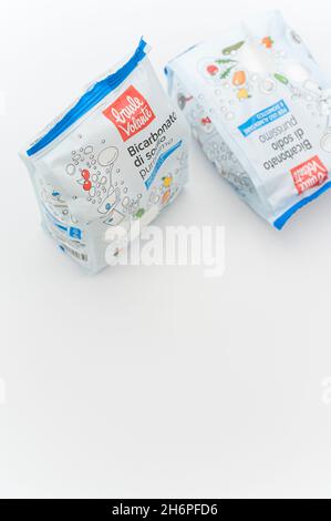 INVERIGO, ITALIEN - 16. Nov 2021: Chemische Verbindung mit Natriumbicarbonat in einem Plastikbeutel auf einer weißen Tischplatte mit Platz für Text Stockfoto