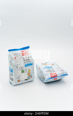 INVERIGO, ITALIEN - 16. Nov 2021: Chemische Verbindung mit Natriumbicarbonat in einem Plastikbeutel auf einer weißen Tischplatte mit Platz für Text Stockfoto