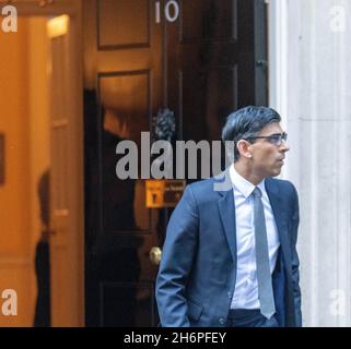 London, Großbritannien. November 2021. Rishi Sunak, Chancellor of the Exchecr leaves 10 Downing Street, London Credit: Ian Davidson/Alamy Live News Stockfoto