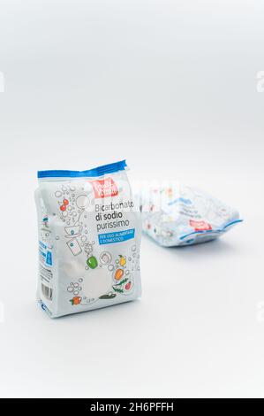 INVERIGO, ITALIEN - 16. Nov 2021: Chemische Verbindung mit Natriumbicarbonat in einem Plastikbeutel auf einer weißen Tischplatte mit Platz für Text Stockfoto
