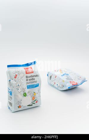 INVERIGO, ITALIEN - 16. Nov 2021: Chemische Verbindung mit Natriumbicarbonat in einem Plastikbeutel auf einer weißen Tischplatte mit Platz für Text Stockfoto