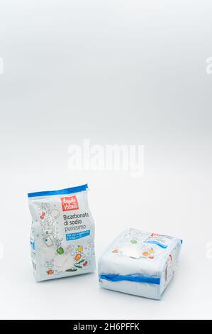 INVERIGO, ITALIEN - 16. Nov 2021: Chemische Verbindung mit Natriumbicarbonat in einem Plastikbeutel auf einer weißen Tischplatte mit Platz für Text Stockfoto