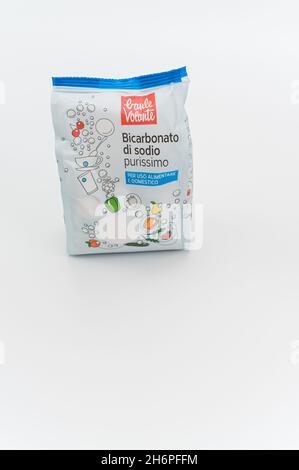 INVERIGO, ITALIEN - 16. Nov 2021: Chemische Verbindung mit Natriumbicarbonat in einem Plastikbeutel auf einer weißen Tischplatte mit Platz für Text Stockfoto