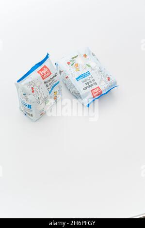 INVERIGO, ITALIEN - 16. Nov 2021: Chemische Verbindung mit Natriumbicarbonat in einem Plastikbeutel auf einer weißen Tischplatte mit Platz für Text Stockfoto