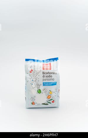 INVERIGO, ITALIEN - 16. Nov 2021: Chemische Verbindung mit Natriumbicarbonat in einem Plastikbeutel auf einer weißen Tischplatte mit Platz für Text Stockfoto