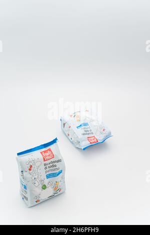 INVERIGO, ITALIEN - 16. Nov 2021: Chemische Verbindung mit Natriumbicarbonat in einem Plastikbeutel auf einer weißen Tischplatte mit Platz für Text Stockfoto