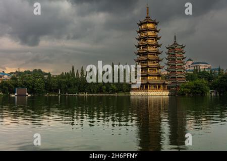 Sonne und Mond Zwilling Pagoden in Guilin Stockfoto