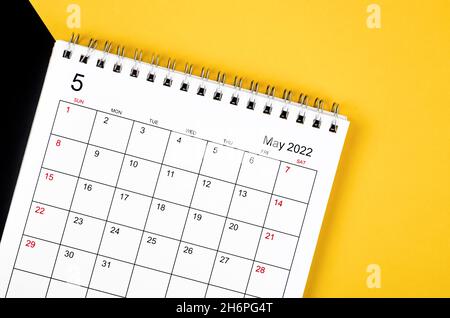 Der Tischkalender Mai 2022 auf gelbem und schwarzem Hintergrund. Stockfoto