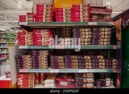 Taplow, Buckinghamshire, Großbritannien. November 2021. Mince Pies zum Verkauf. Sainsbury's Supermarket war heute gut mit weihnachtlichen Speisen und Getränken ausgestattet. Frühere Probleme in der Lieferkette auf dem Lebensmittel- und Getränkemarkt in England nach dem Brexit scheinen sich zu lockern, ohne dass offensichtliche Panikkäufe auftauen. Quelle: Maureen McLean/Alamy Stockfoto