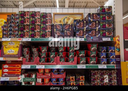 Taplow, Buckinghamshire, Großbritannien. November 2021. Weihnachten Puddings zum Verkauf. Sainsbury's Supermarket war heute gut mit weihnachtlichen Speisen und Getränken ausgestattet. Frühere Probleme in der Lieferkette auf dem Lebensmittel- und Getränkemarkt in England nach dem Brexit scheinen sich zu lockern, ohne dass offensichtliche Panikkäufe auftauen. Quelle: Maureen McLean/Alamy Stockfoto